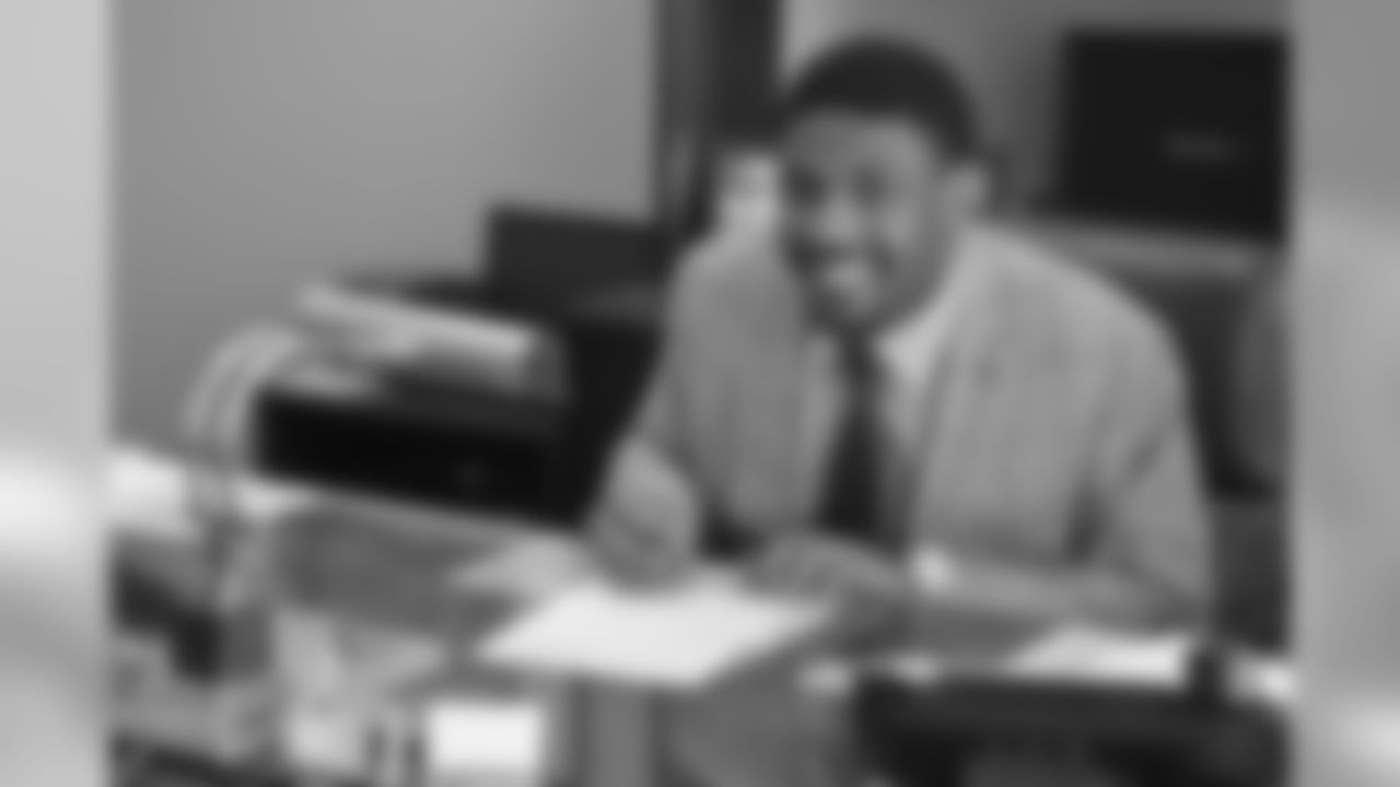It went right up to the 11th hour, but a day before the free agent market opened free agent DE Jerry Hughes re-signed with the Bills agreeing to a new multi-year contract. The pass rusher flew to Buffalo on Sunday after contract negotiations made significant progress between the two sides over the weekend.