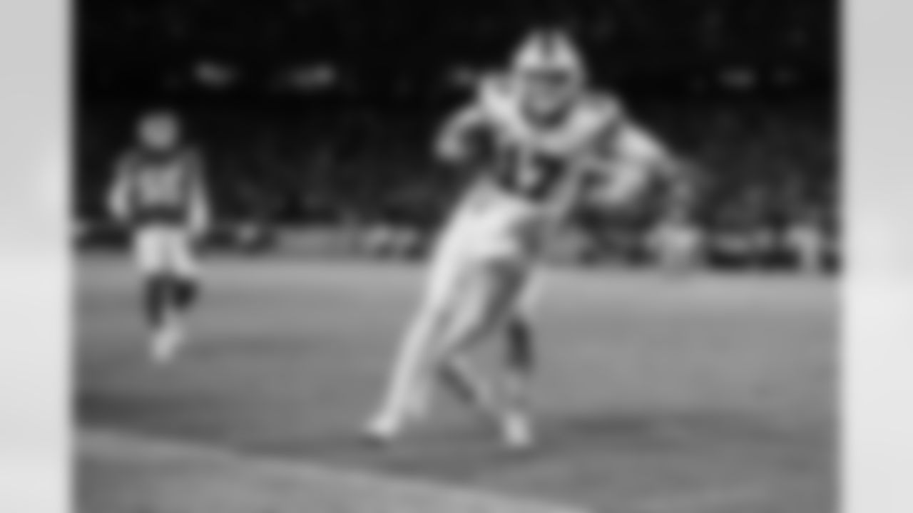 Josh Allen (17) runs. Buffalo Bills vs Kansas City Chiefs - AFC Divisional Playoff game at GEHA Field at Arrowhead Stadium, January 23, 2022. Photo by Ben Green