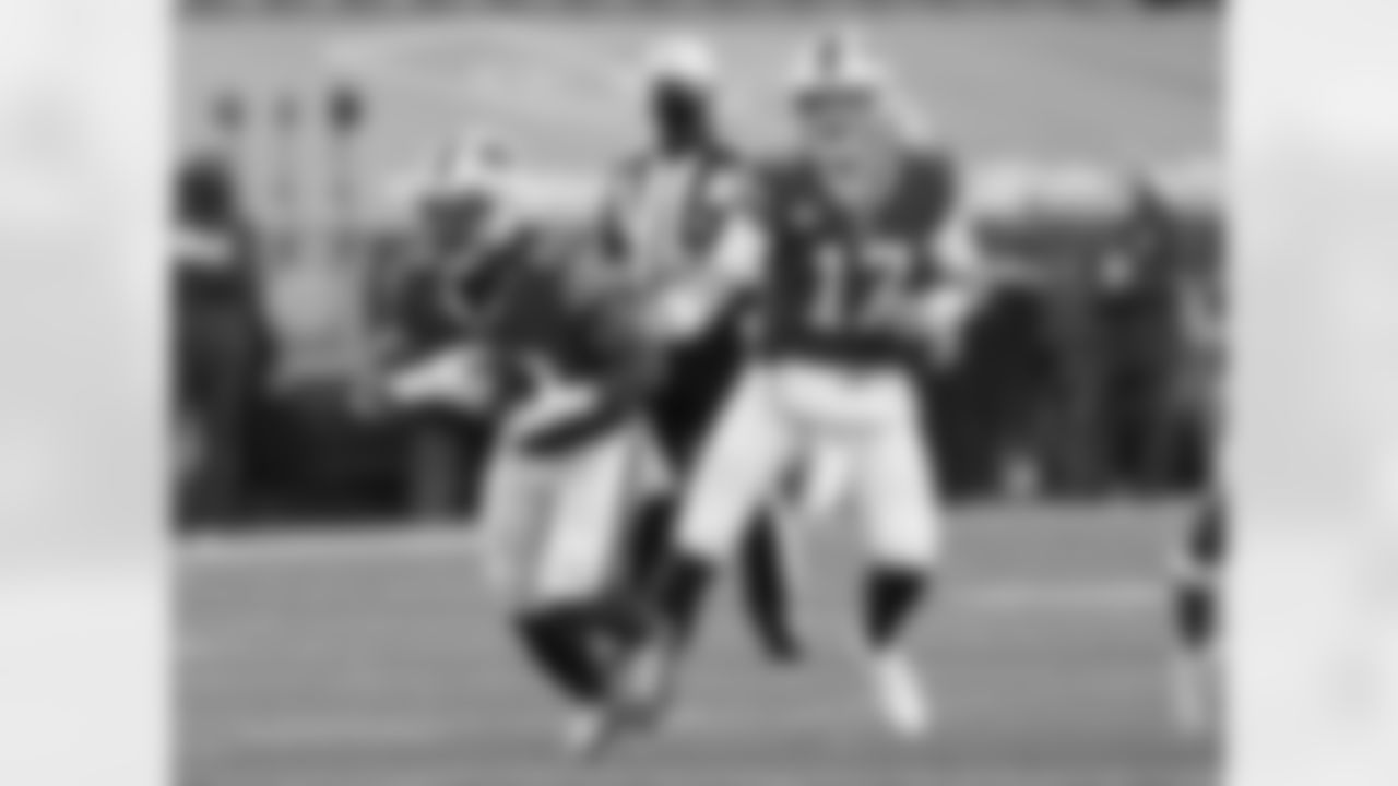 Josh Allen (17) hands off to Zack Moss (20) Buffalo Bills vs Indianapolis Colts, Super Wild Card Game, January 9, 2021 at Bills Stadium.
Photo by Craig Melvin