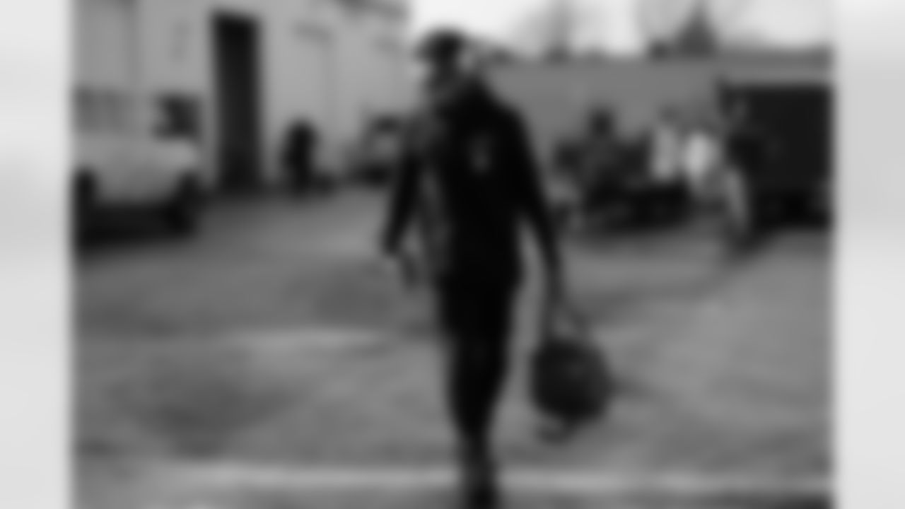 Damar Hamlin (31). Buffalo Bills depart for Tampa Bay, December 11, 2021. Photo by Ben Green