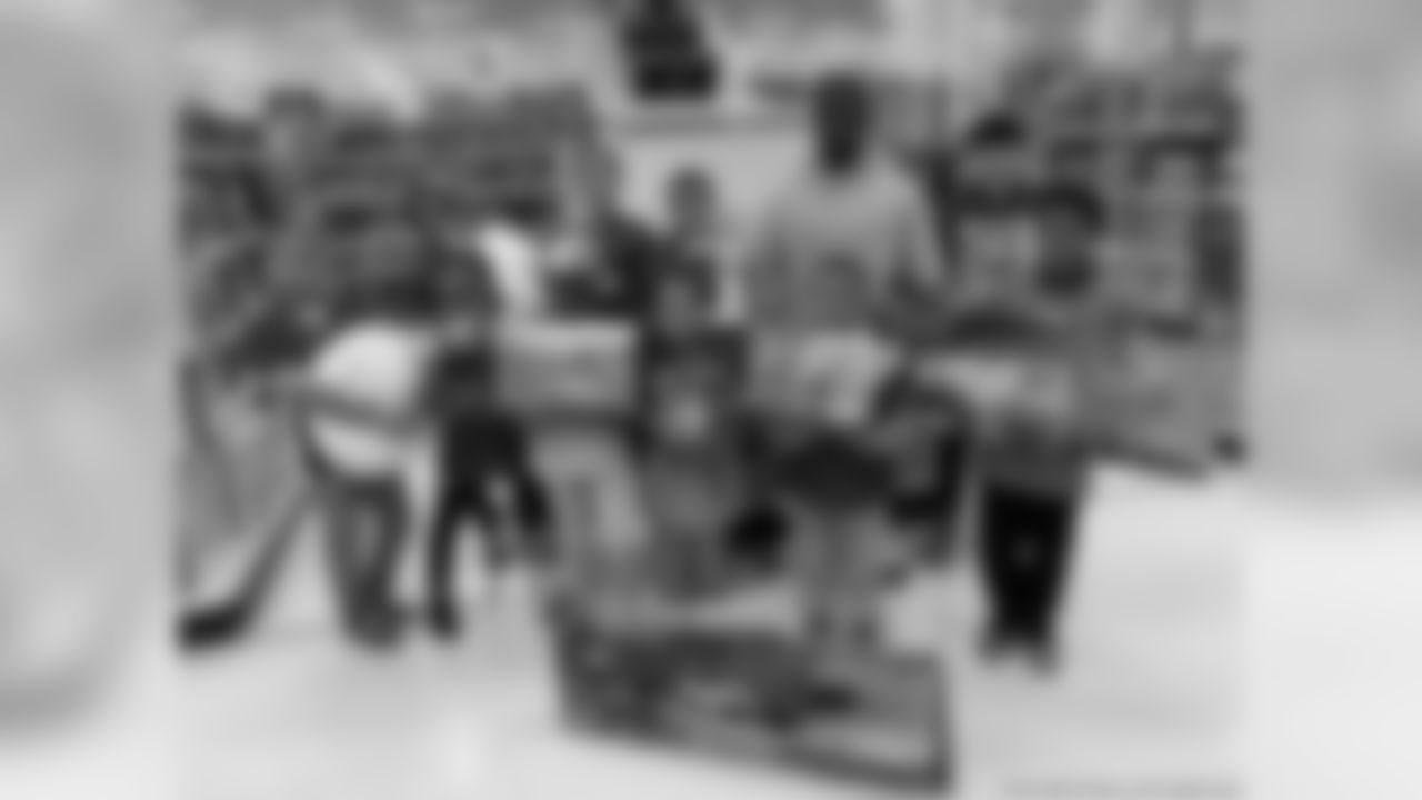 December 12 – Devin Singletary hosted a shopping spree for local kids from the Boys & Girls Club of Buffalo.