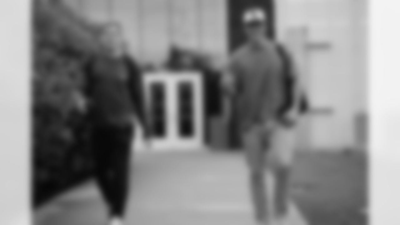 081223-arrivals-bills-colts043