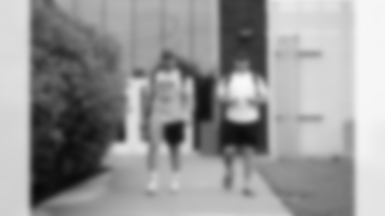 081223-arrivals-bills-colts040