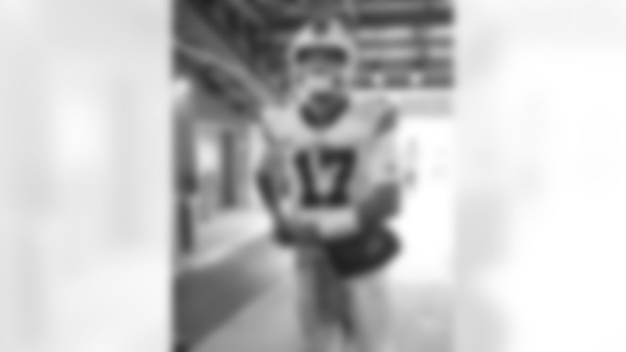 Josh Allen (17). Buffalo Bills vs New York Jets at MetLife Stadium, November 14, 2021. Photo by Bill Wippert