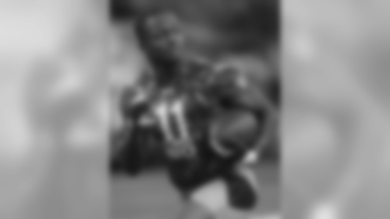Measured at 5-9, 183 pounds. Had an arm length of 31.5 inches and hand span of 8 5/8 inches. Ran a 4.27 40-yard dash (1st among all 2013 players), second fastest 40-yard dash recorded at the combine since 2006. Recorded an 11-foot broad jump (2nd best among 2013 WRs).