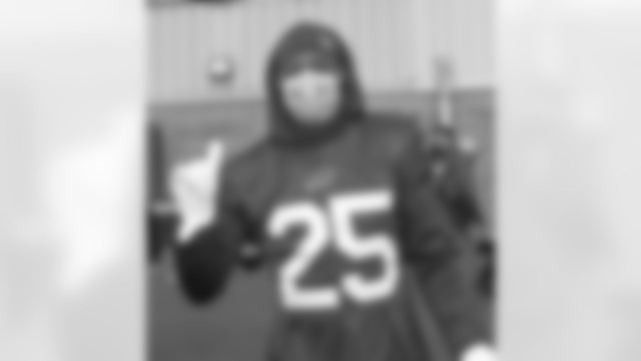 Taiwan Jones (25). Buffalo Bills Week 13 practice, December 3, 2021. Photo by Bill Wippert