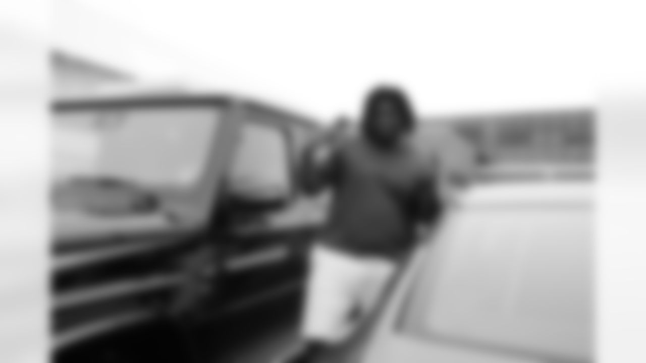 081223-arrivals-bills-colts008