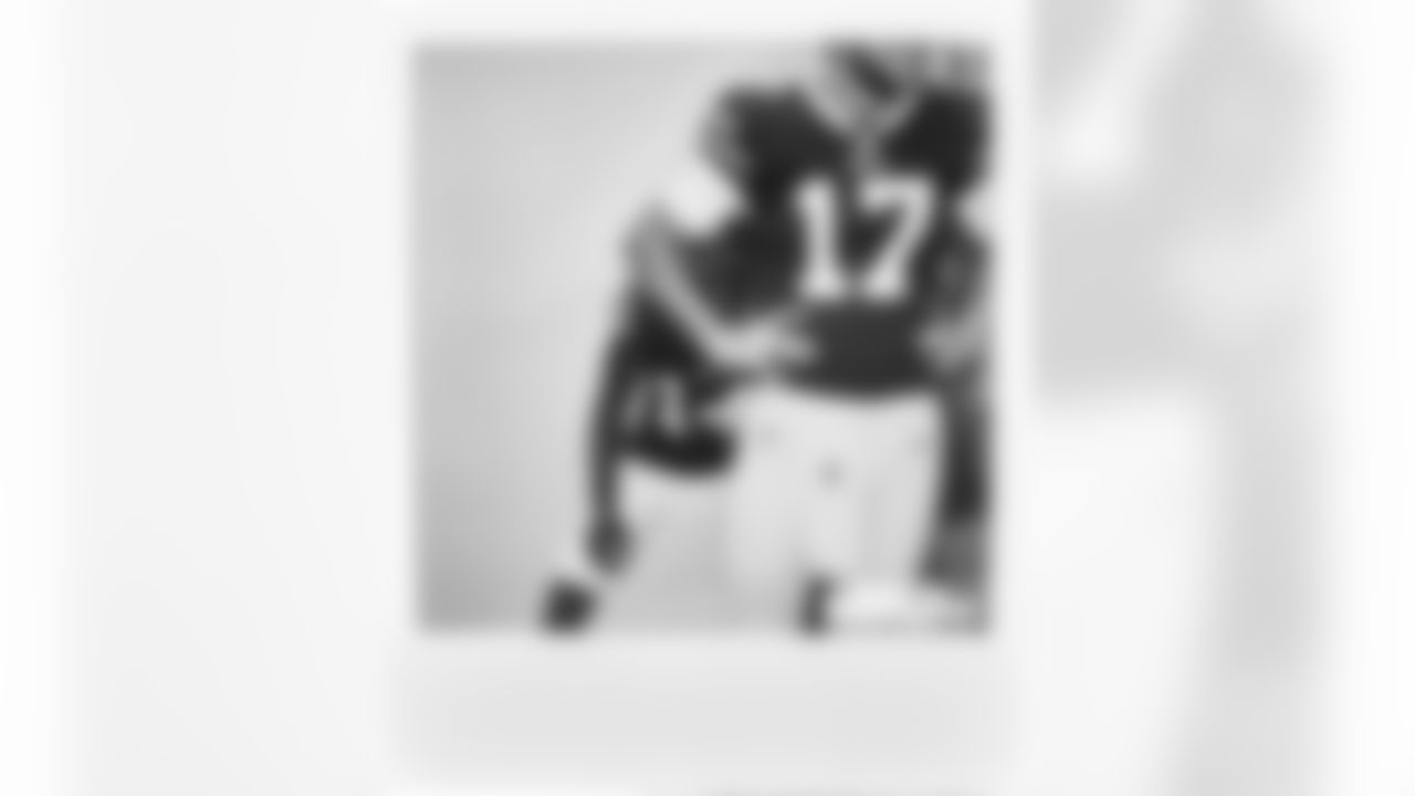 SIK: Portrait Buffalo Bills Stefon Diggs and Josh Allen
portrait
Buffalo Bills Facility
8/15/2021
X163762TK1
Credit: Jeffery A. Salter