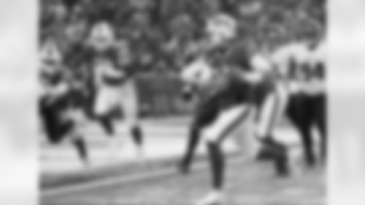 Josh Allen (17) runs the ball in for a touchdown. Buffalo Bills vs Atlanta Falcons at Highmark Stadium on January 2, 2022.
Photo by Craig Melvin
