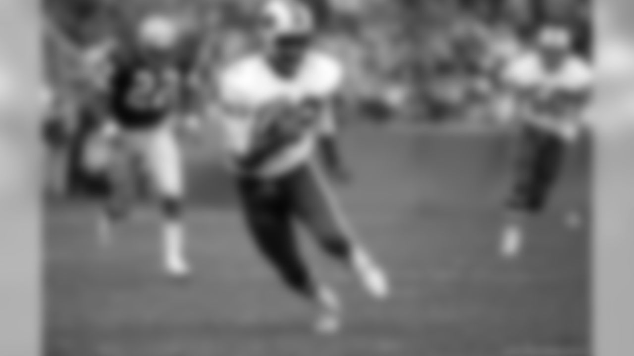 1974 - 1976 | The "charging buffalo" logo makes its debut in 1974. The rest of the uniform remains the same, until 1975 when the stripes on the jerseys change slightly, and blue and red stripes are added to the collar of the jerseys.
Buffalo Bills safety Tony Greene (43) returns an interception 38 yards during an NFL game against the Green Bay Packers in Green Bay on October 6, 1974. The Bills defeated the Packers 27-7. (AP Photo/Vernon Biever)