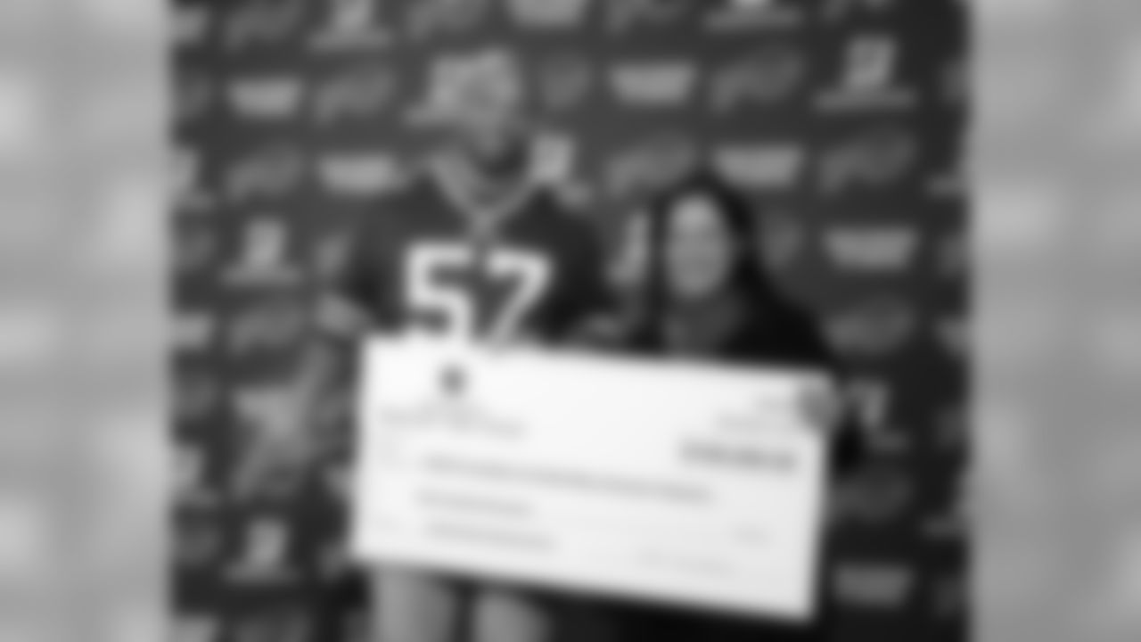2017 - Lorenzo Alexander
Lorenzo has been one of the most influential Bills players in the community in recent memory. He truly does it all, as he's a proud supporter of many programs, and pours so much of his own time and resources into the ACES Foundation, while also mentoring students at South Park High School, assisting the Belle Center in Buffalo and performing at an elite level all over the field for the Bills.