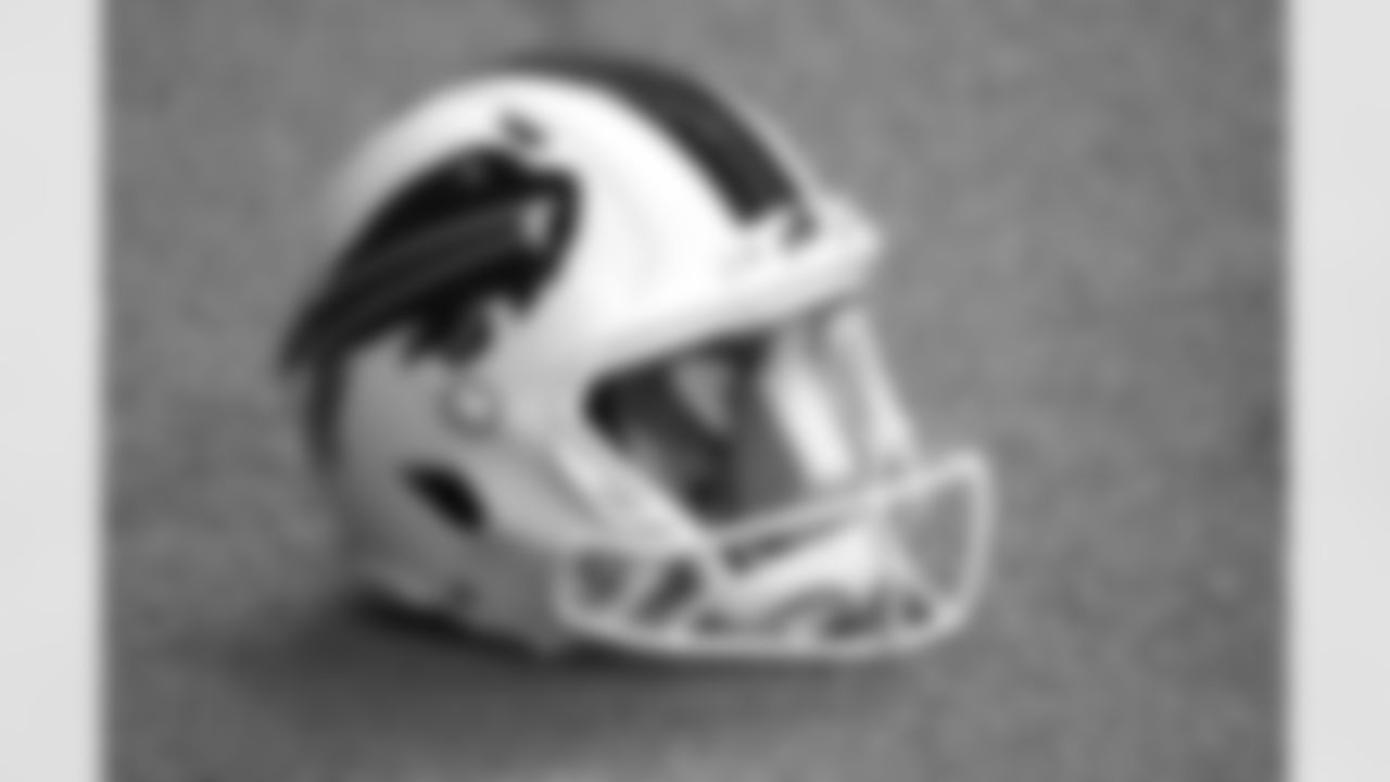 White facemask. Buffalo Bills Week 13 practice, December 2, 2020.
Photo by Bill Wippert