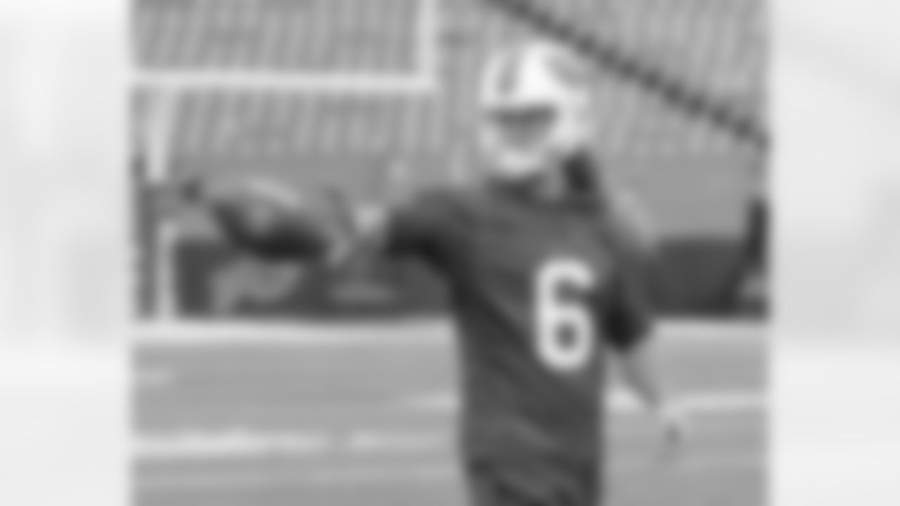 Jamie Gillan (6). Buffalo Bills Week 17 practice, December 30, 2021. Photo by Bill Wippert