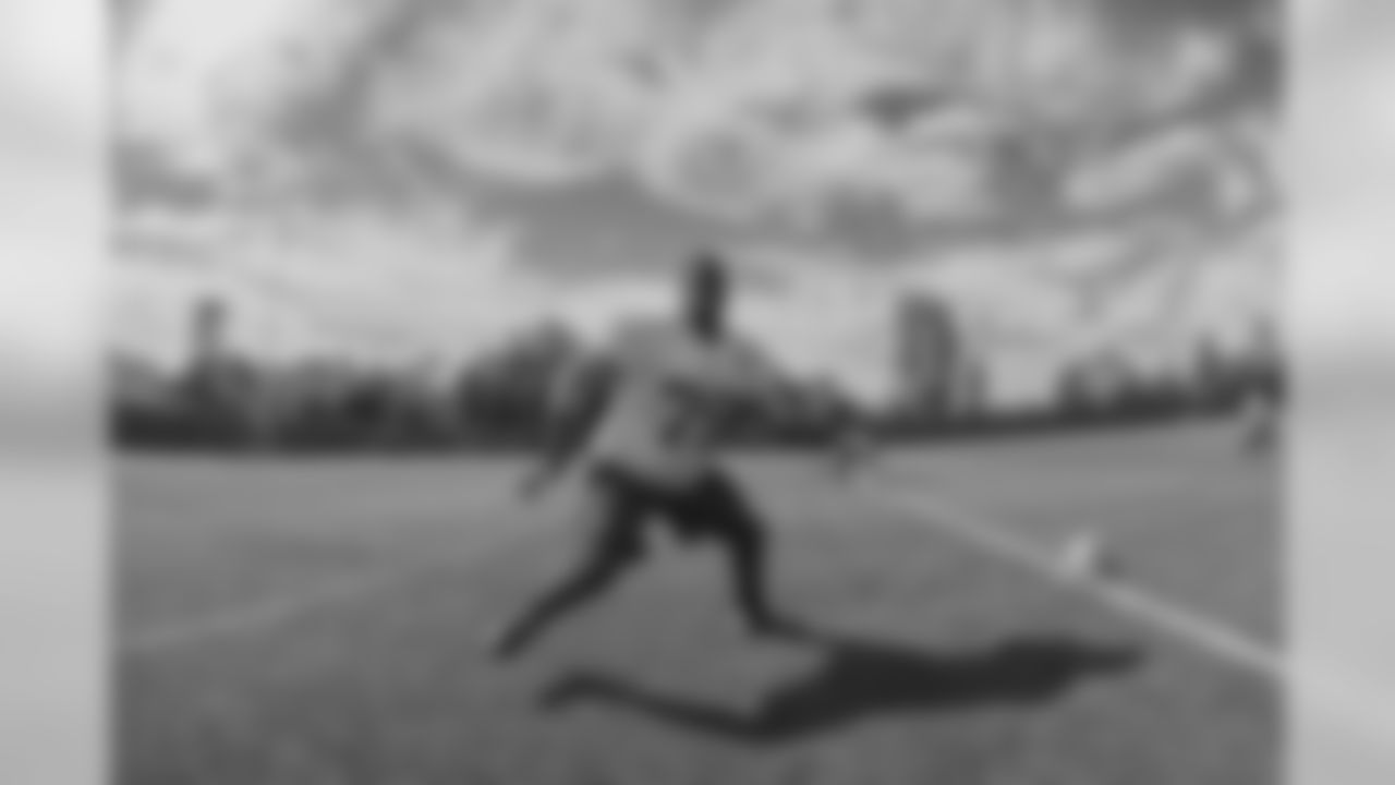 Bills tackle Jordan Mills practicing during Week 2 of OTAs.
