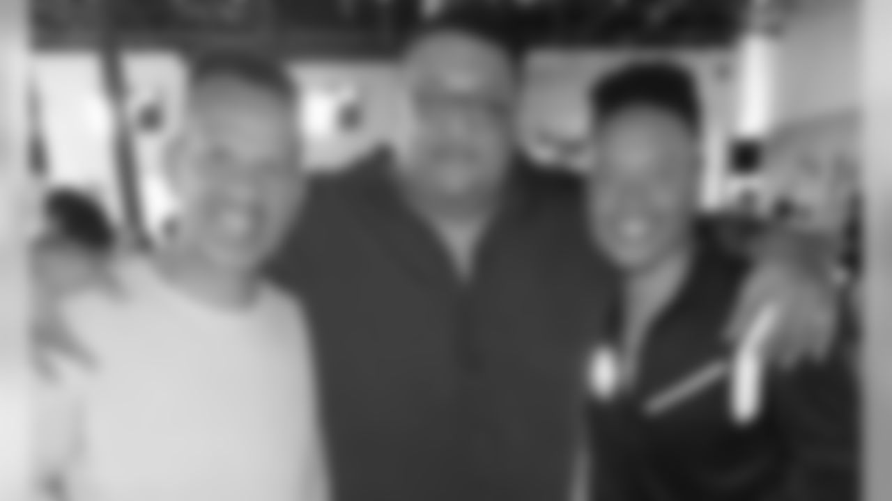 2 wideouts hanging at #superbowl with their lineman security 🤣🤣🤷🏾♂️ @marvinjonesjr @willie_roaf ‼️ Here for you my #sandiego brother , Marvin. #sbliv #miami