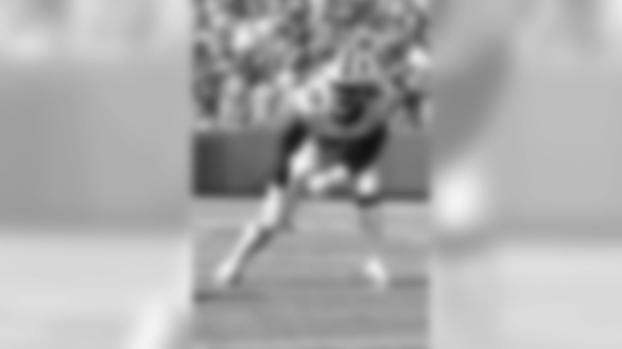 #77 Ty Nsekhe, Tackle
Ty Nsekhe is back in Buffalo for his second season after serving as a valuable part of the rotation at tackle in 2019. Playing at right tackle in 2019, Nsekhe made a great pairing with rookie Cody Ford last season.
Buffalo Bills offensive tackle Ty Nsekhe (77) Buffalo Bills vs Cincinnati Bengals, September 22, 2019 at New Era Field.
Photo by Bill Wippert