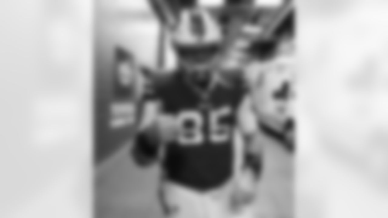 Lee Smith: In his 10th season in the league, Smith played in 10 games and started in two for the Bills. He recorded four receptions for 35 yards and two touchdowns. He also played in all three of the Bills postseason games and started one of them.