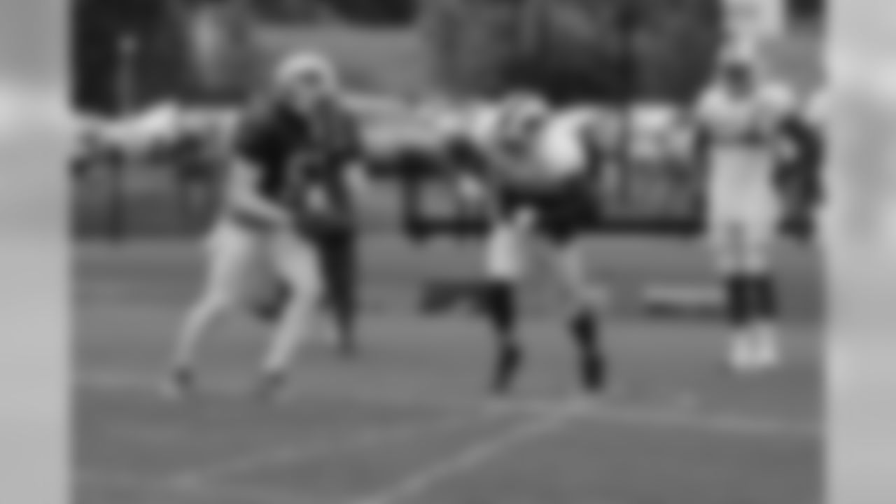 Quarterback Tyrod Taylor (5) hands the ball off to runningback LeSean McCoy (25).