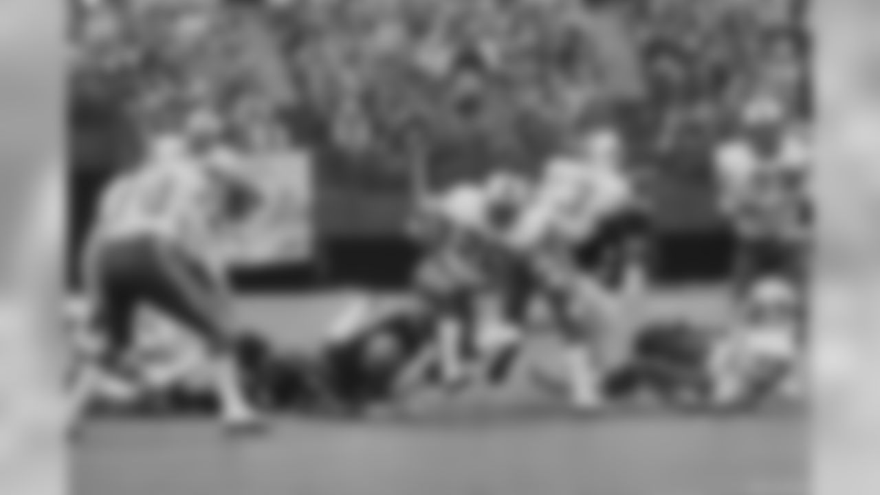 Sunday, January 4, 1982 | Buffalo Bills running back Joe Cribbs (20) breaks away from Cincinnati Bengals linebacker Glenn Cameron on his way to a 44-yard touchdown in an AFC playoff game in Cincinnati, OH. Cribbs scored two touchdowns.