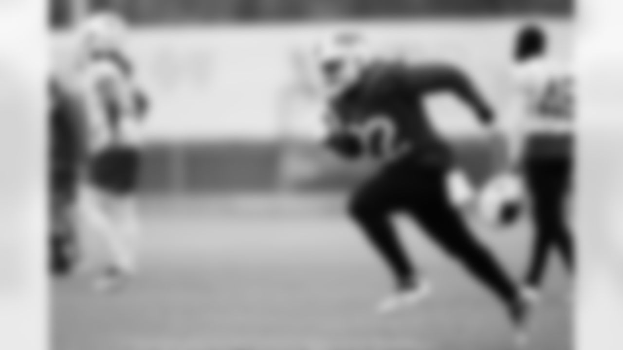 Matt Breida (22). Buffalo Bills Week 15 practice, December 16, 2021. Photo by James Acton