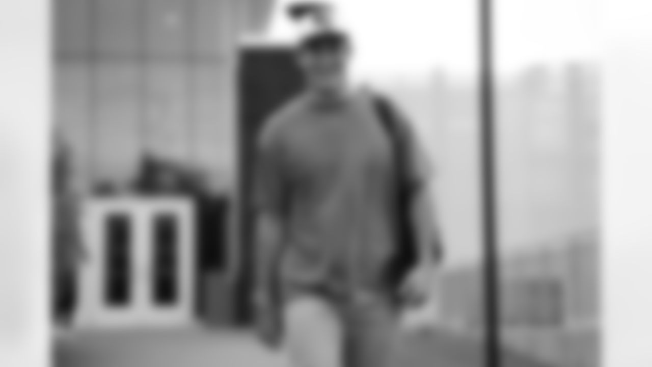 081223-arrivals-bills-colts044