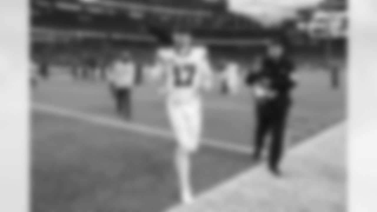 Josh Allen (17). Buffalo Bills vs New England Patriots at Gillette Stadium, December 26, 2021. Photo by Bill Wippert