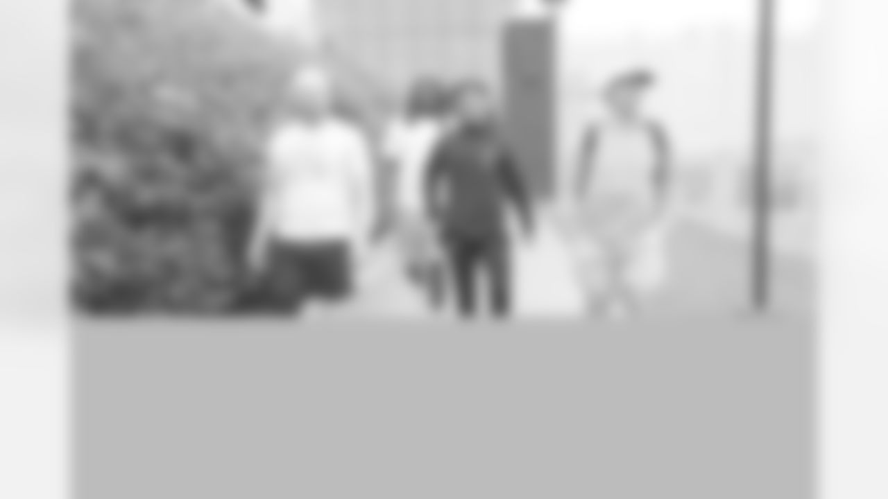 081223-arrivals-bills-colts022