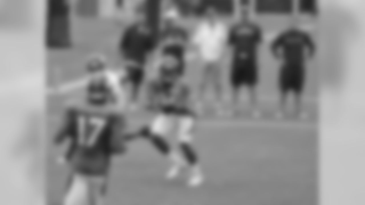Thomas makes a touchdown reception.