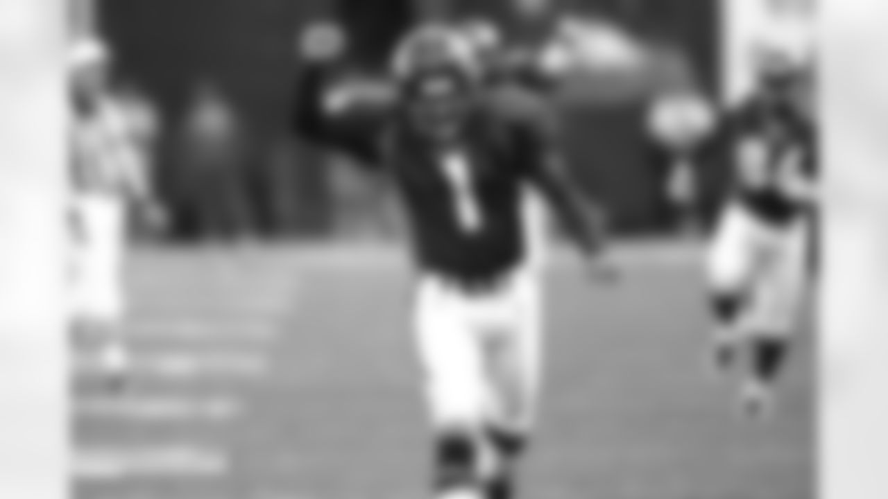 Jason Elam celebrates after converting on a NFL record tying 63-yard field goal against the Jacksonville Jaguars at Mile High Stadium in Denver, CO on October 25, 1998.