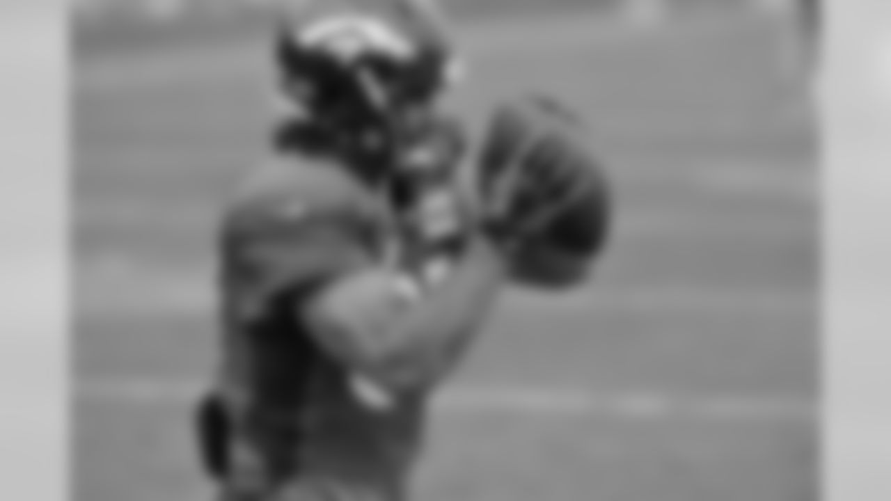 WR Eric Decker holds on to a pass.