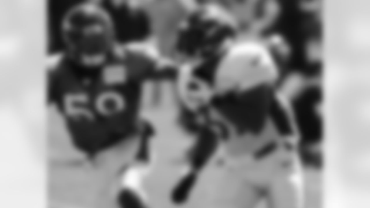 LB Danny Trevathan covers RB Jeremiah Johnson.