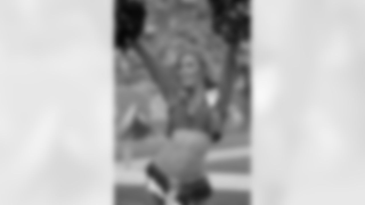 180811, Denver Broncos, MV, 2018 180811, Denver Broncos, Cheerleaders, DBC, Photo By: Paul Cloud Gabriela