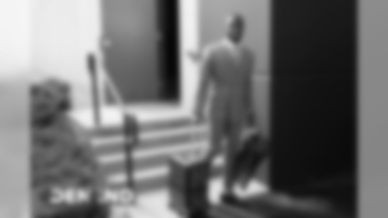 Kareem Jackson walks to the bus during the team's travel to Indiana on October 26, 2019 ahead of their Week 8 game against the Indianapolis Colts. (Photo by Emily Simanskis)