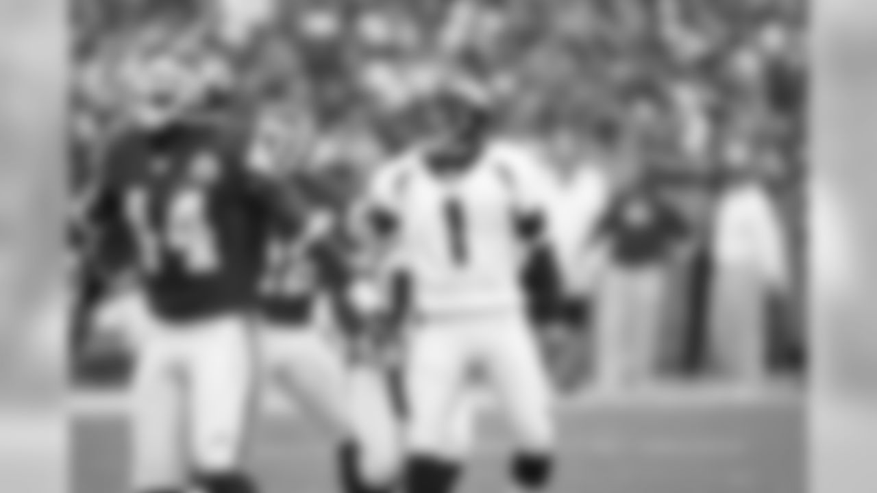 Denver Broncos kicker Jason Elam watches his 44 yard field goal clear the uprights in the first quarter against the Kansas City Chiefs.