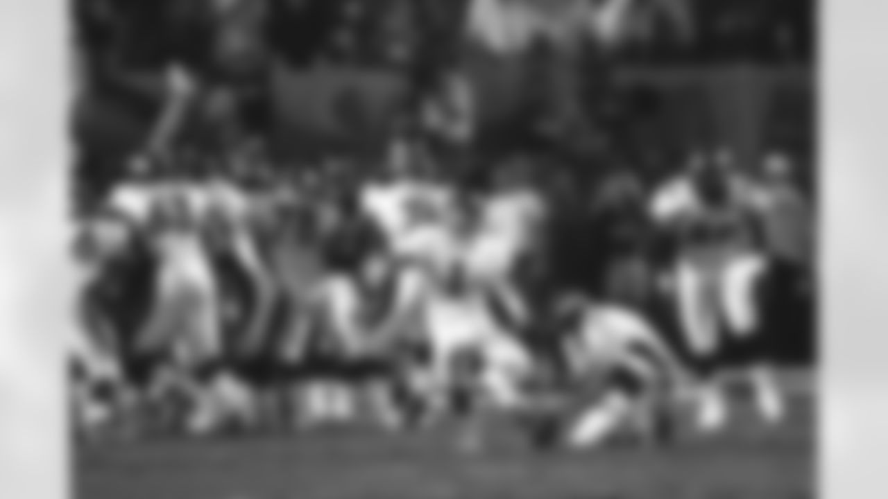Jason Elam attempts a field goal against the Atlanta Falcons at Pro Player Stadium in Miami, FL on January 31, 1999.