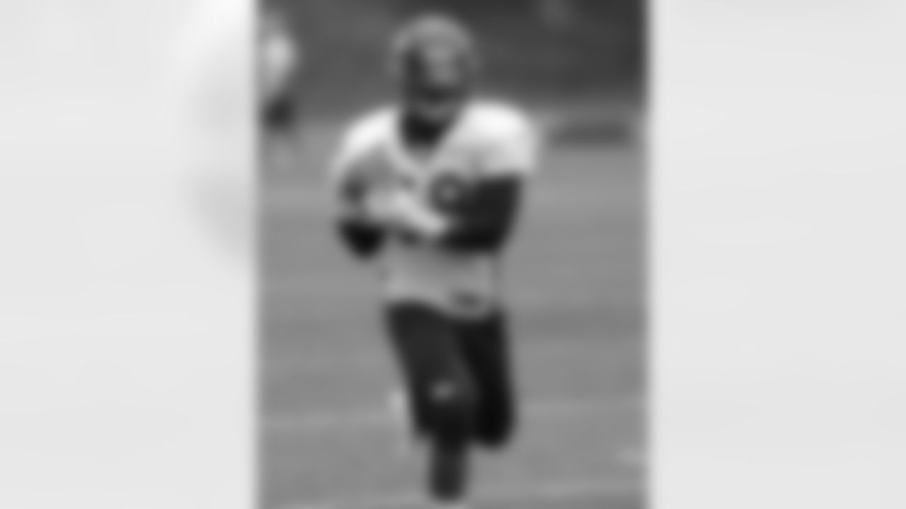 LB Von Miller makes a catch.