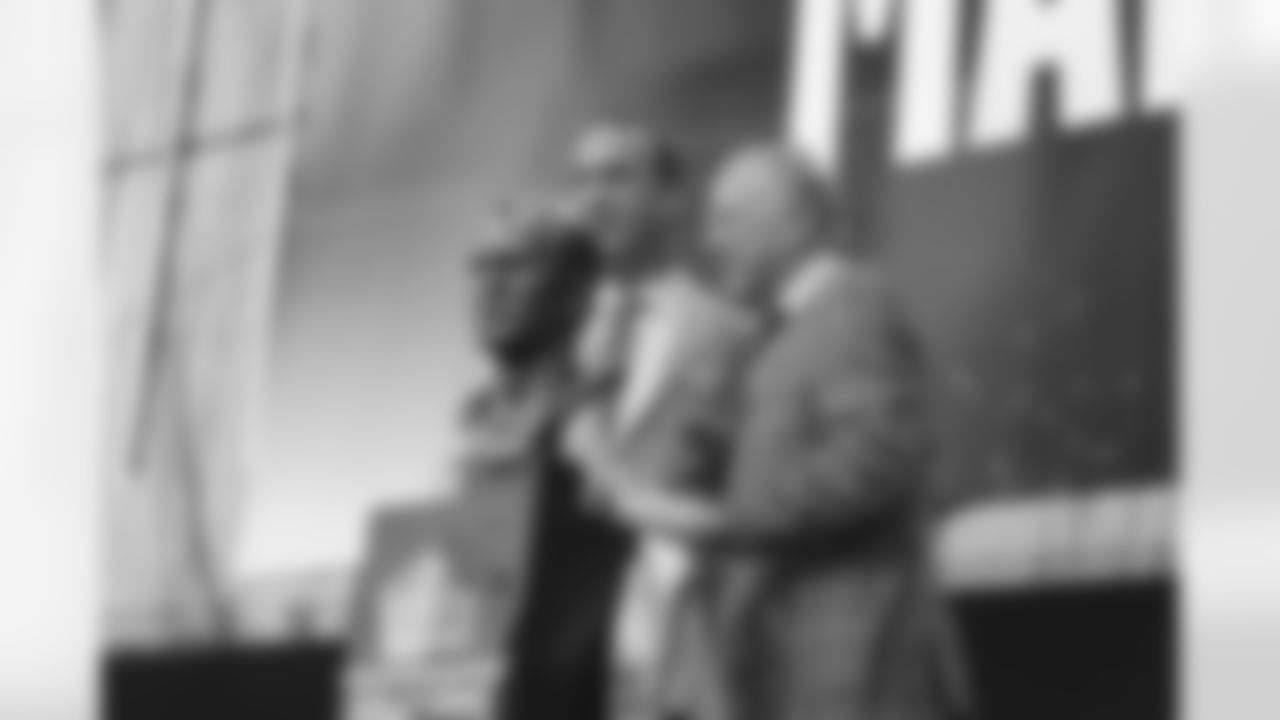 Peyton Manning unveil his Hall of Fame bust with Archie Manning during the 2021 Hall of Fame Weekend on Sunday, August 8, 2021 in Canton, Ohio. (Ben Liebenberg/NFL)