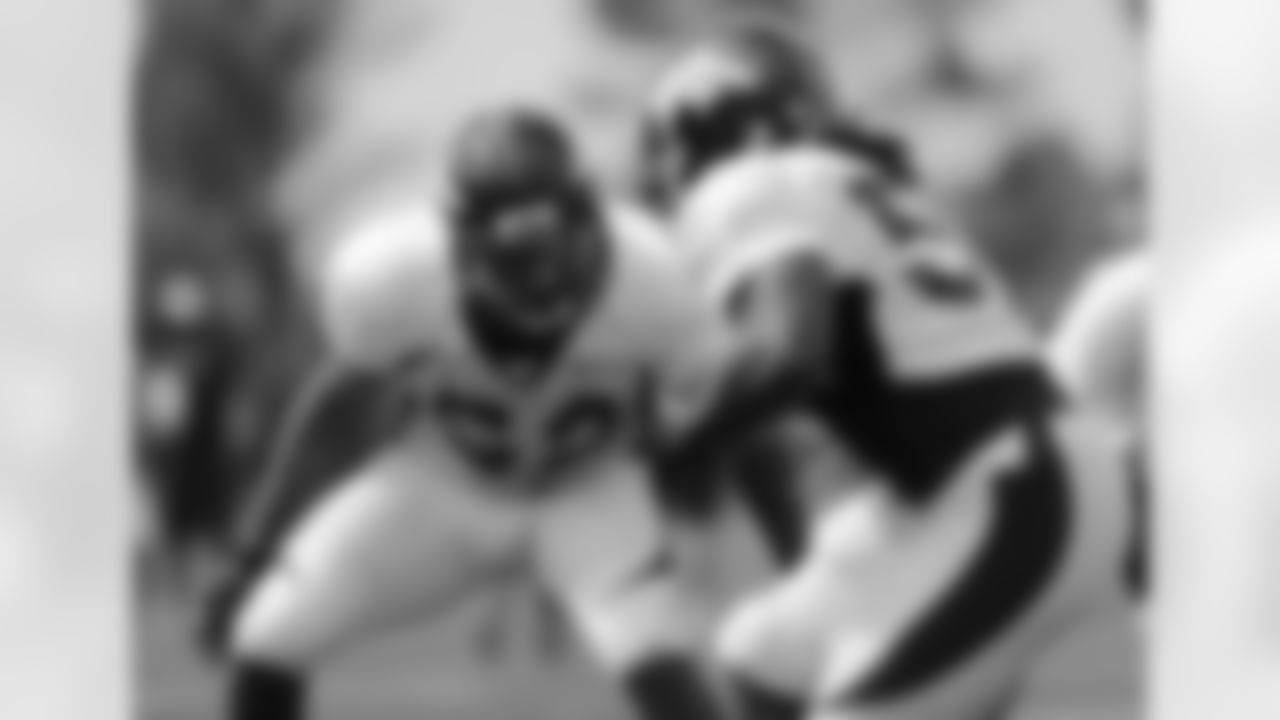 LB Wesley Woodyard gets ready to wrap up LB Danny Trevathan.