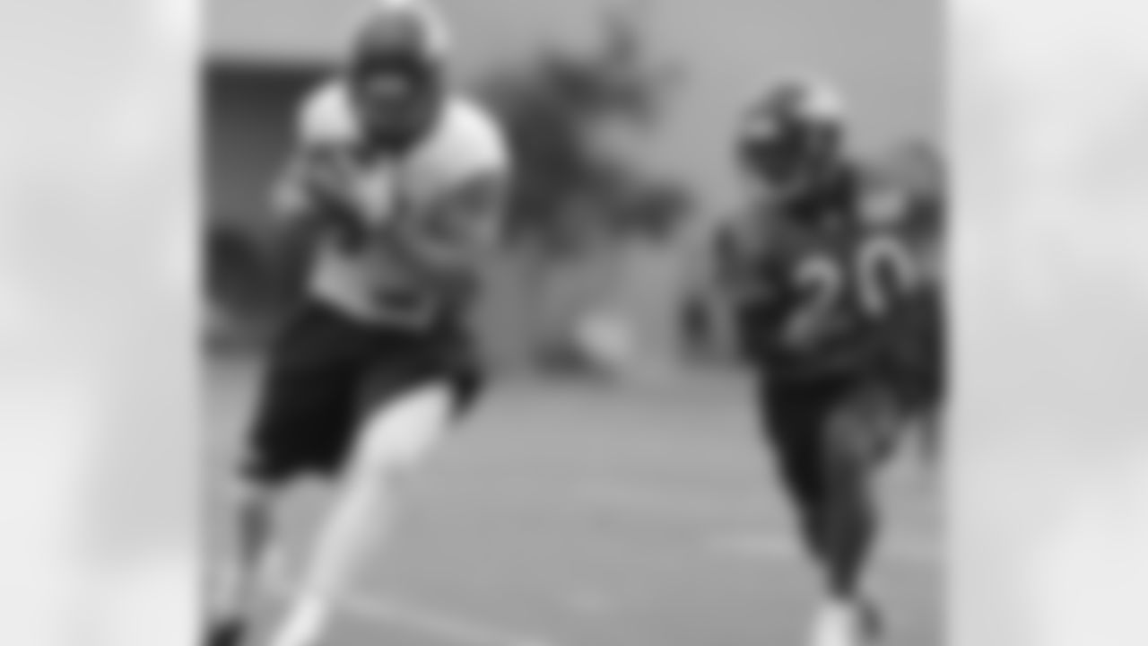 Dreessen catches a pass.
