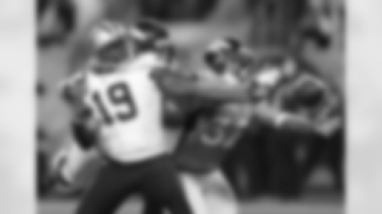 CB Tony Carter breaks up a pass intended for Devery Henderson of the Saints.