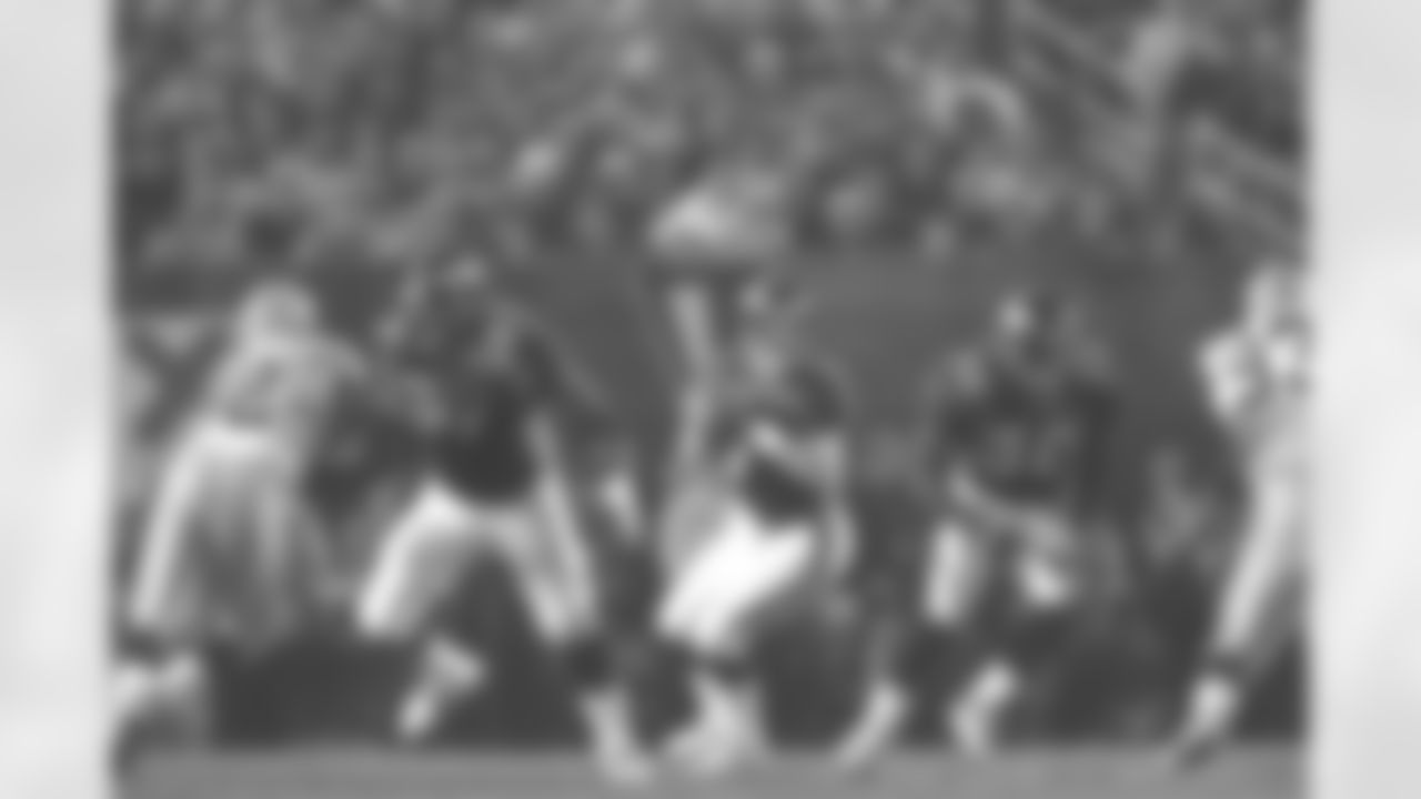 San Diego: John Elway pulls a play action pass on first down and throws a 36 yard pass to Ed McCaffrey against the Green Bay Packers at Qualcomm Stadium in San Diego, CA on January 25, 1998.