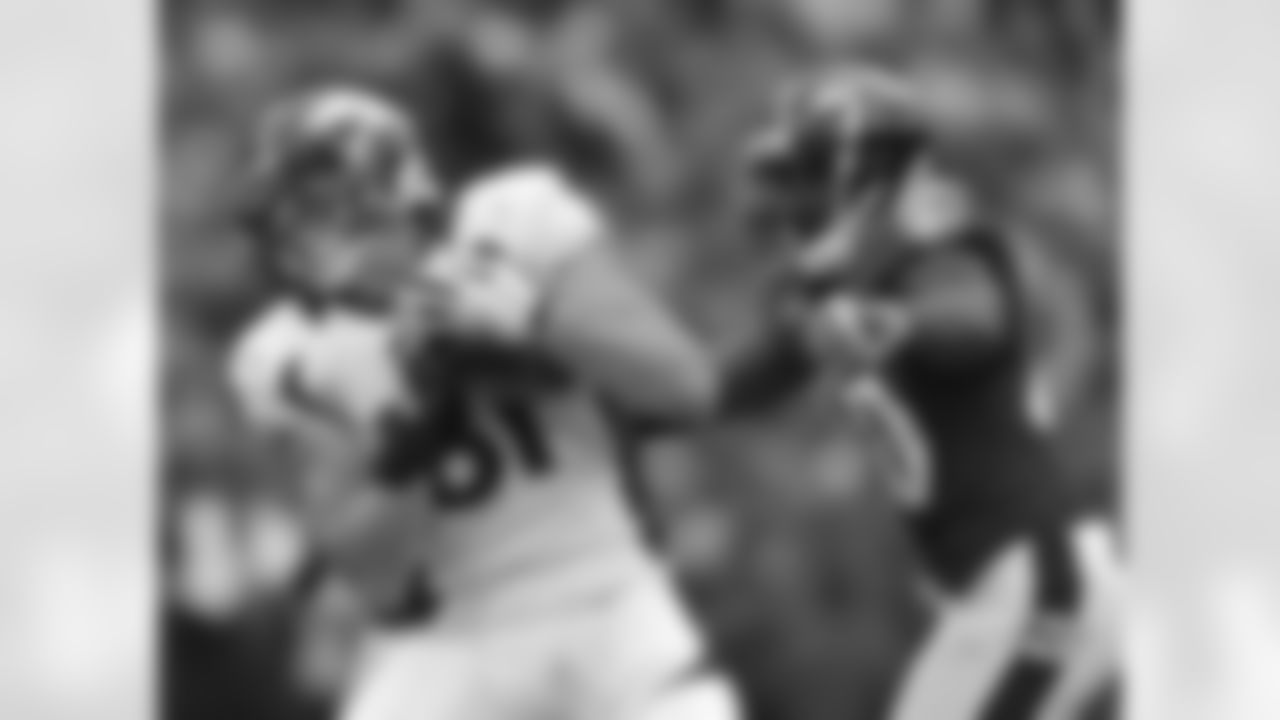 After securing the catch, Dreessen looks to gain separation.