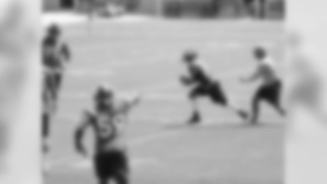 Harris runs back the interception