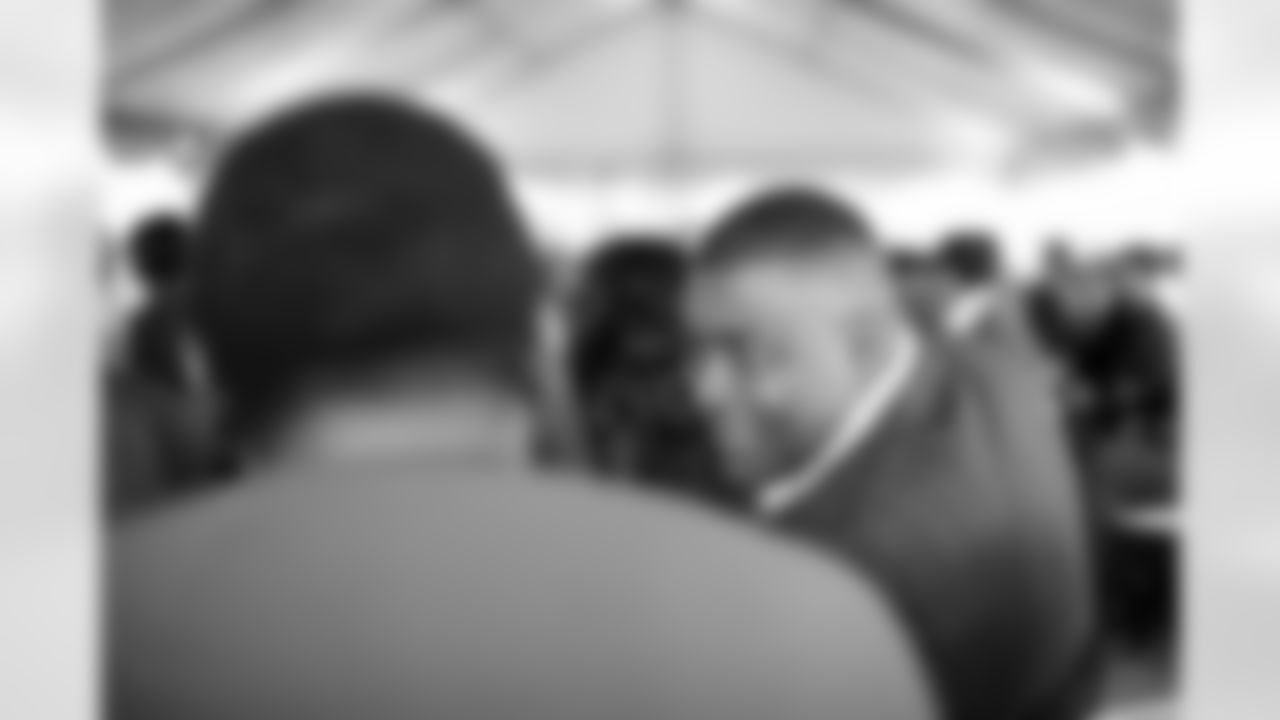 Rod Smith talks with Tom Jackson during the Alumni Weekend banquet in honor of the Ring of Fame induction of Mike Shanahan and the Pro Football Hall of Fame induction of Steve Atwater at Empower Field at Mile High in Denver, Colorado on October 15, 2021. (Photo by Ben Swanson)