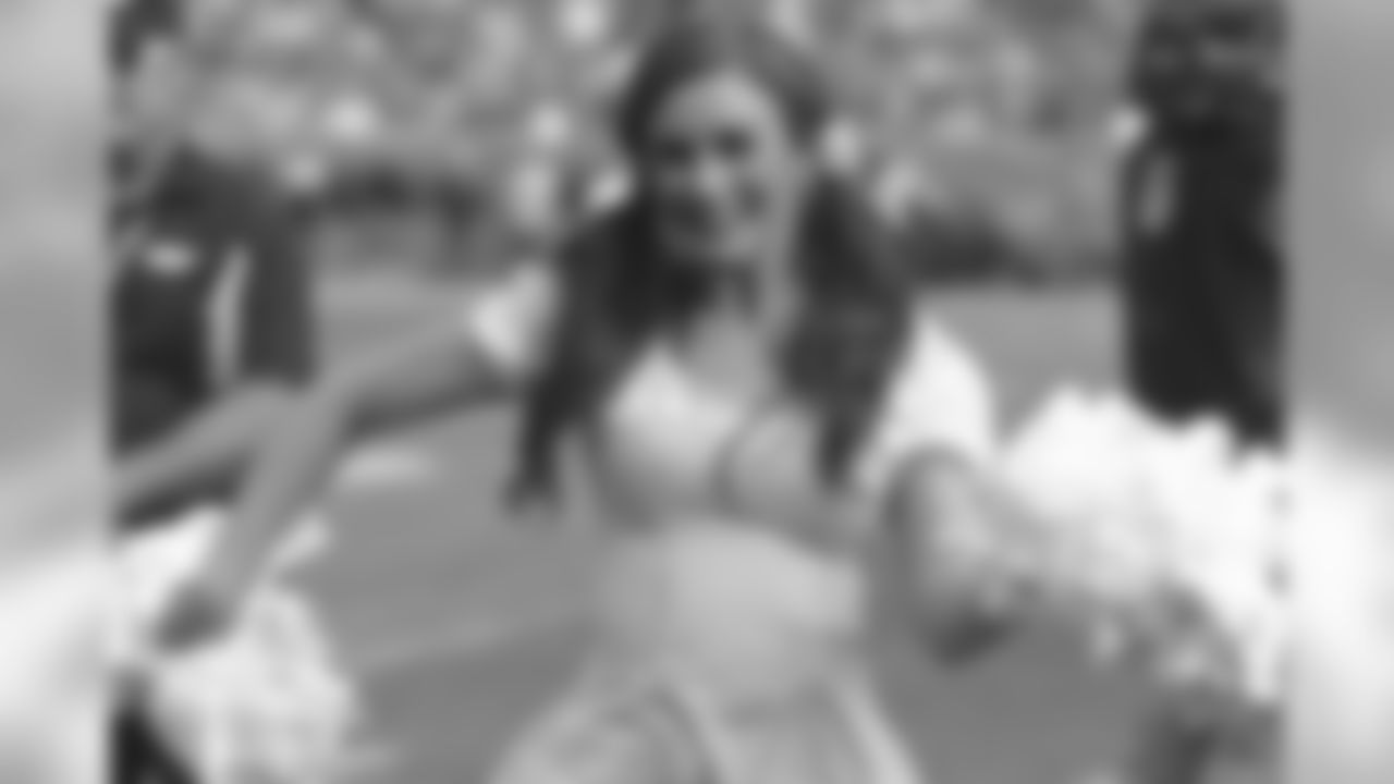 DBC, Cheerleaders Sara