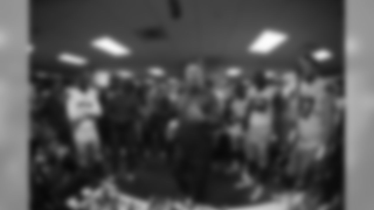 New York Giants head coach Pat Shurmur talks to his team following a week 10 NFL football game against the San Francisco 49ers on Monday November 12, 2018 in Santa Clara, Calif. (Evan Pinkus via AP)
