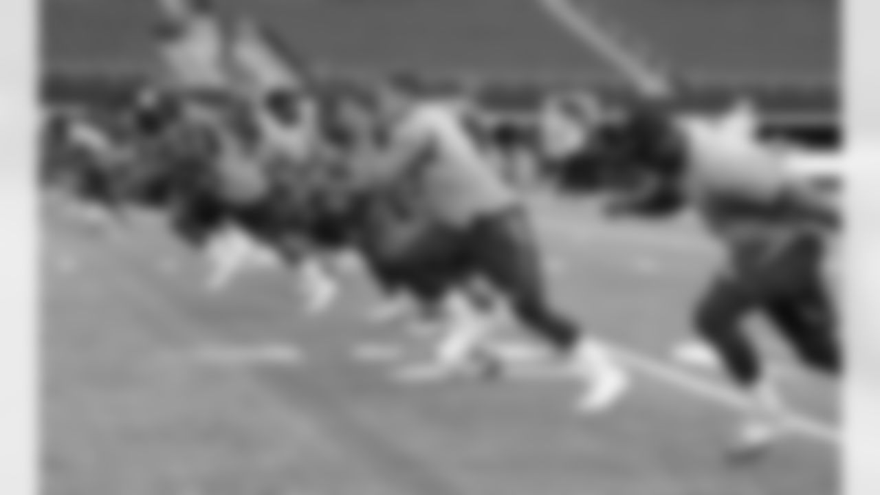 DE Derek Wolfe