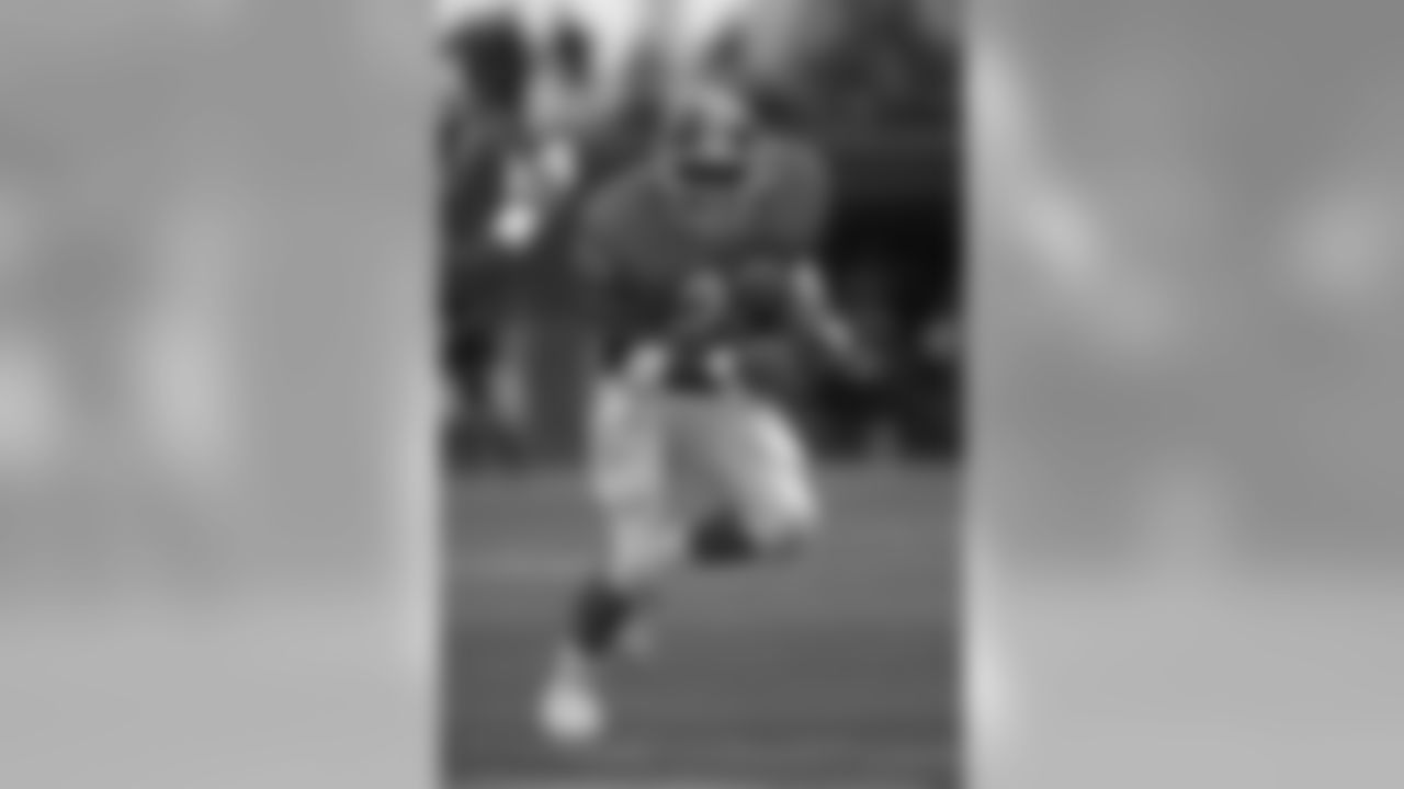 Sammy Winder breaks upfield during a game against the Chiefs.
