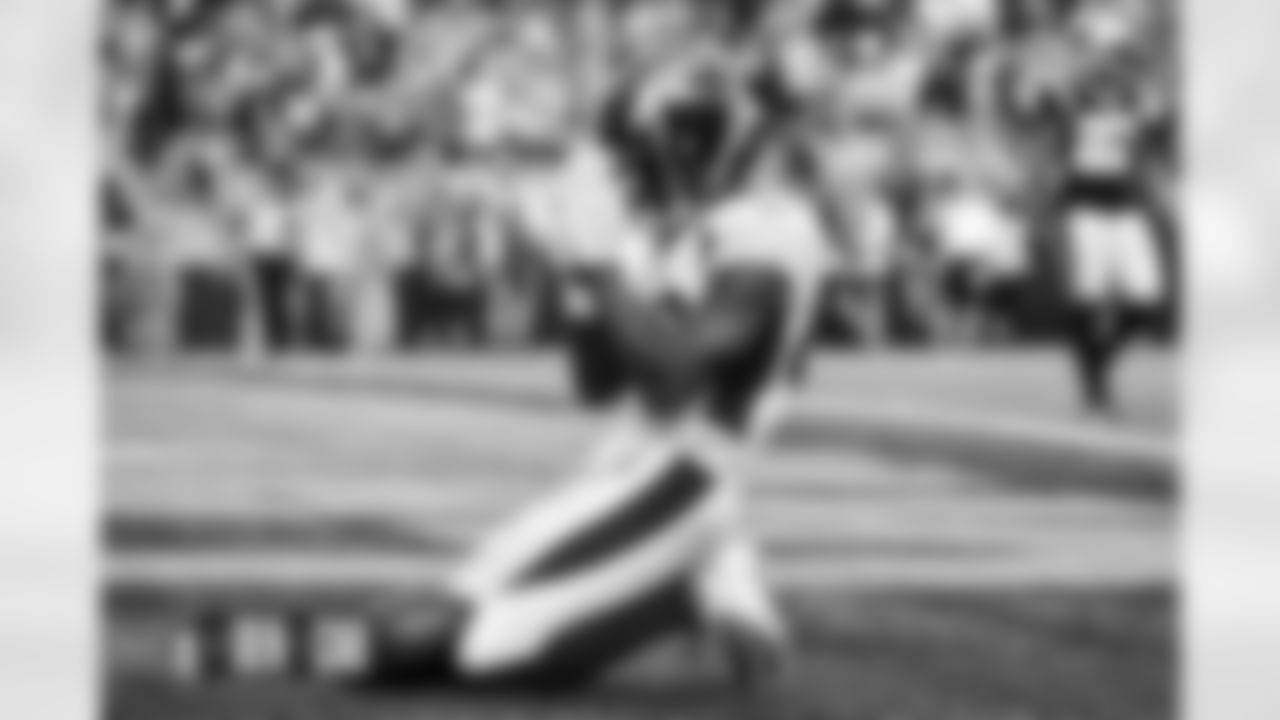 Brandon Johnson during the Broncos' Week 12 game against the Carolina Panthers at Bank of America Stadium in Charlotte, North Carolina on November 27, 2022. (Photo by Clark Washington)
