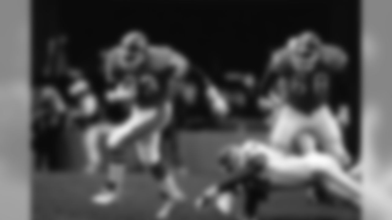 Rod Bernstine leaves a Chiefs defender behind during a 27-21 win over Kansas City on December 12, 1993.